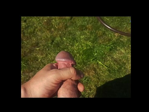 ❤️ Vroča lepotica dobi svojo rožnato pičko, ki jo jebe, in se zraven cmeri s curkom na poletnem vrtu ️❌ Porn video pri nas