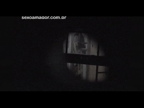 ❤️ Blondinko na skrivaj snema voajer iz soseske, skrit za votlimi opekami ️❌ Porn video pri nas