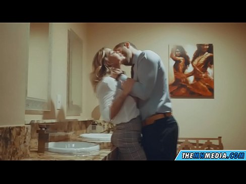 ❤️ Ko vas prsata blondinka zapelje na javnem stranišču ️❌ Porn video pri nas